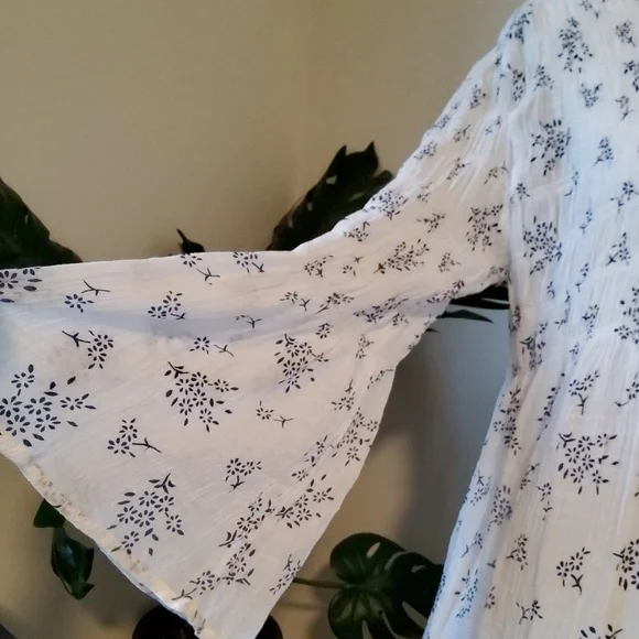 Adiva White and Blue Floral Blouse - Picture 7 of 9